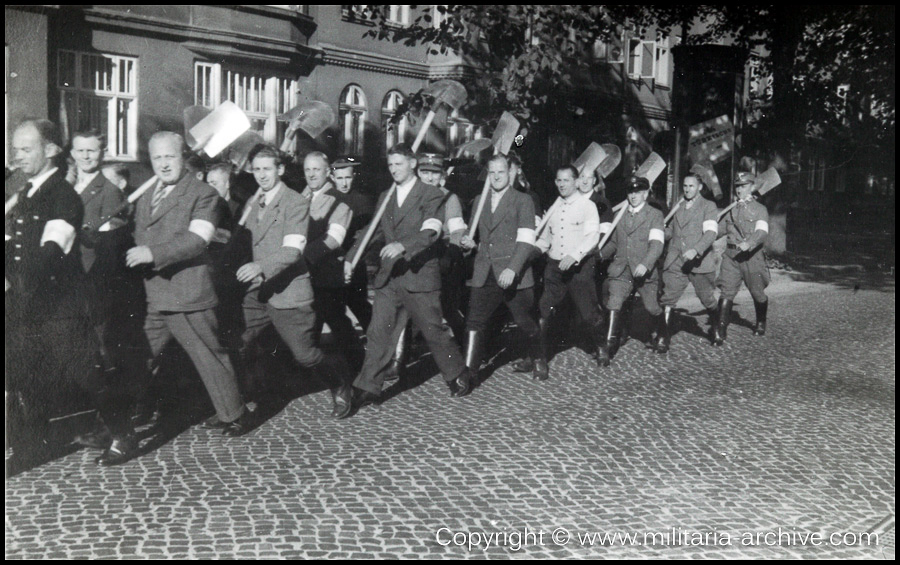 Polizei Bataillon 106, Kiel 1939.  Men of Pol.Btl.106 wearing Hilfspolizei armbands under SA direction.
