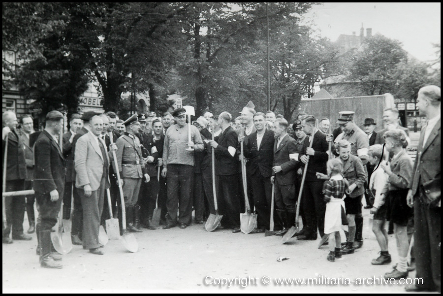 Polizei Bataillon 106, Kiel 1939.  Men of Pol.Btl.106 wearing Hilfspolizei armbands under SA direction.