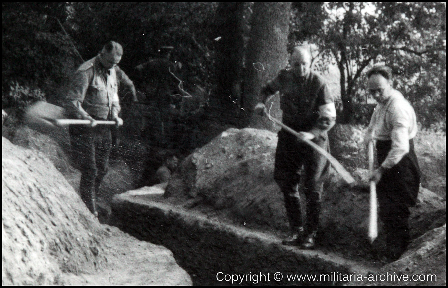 Polizei Bataillon 106, Kiel 1939. Der Splittergraben. With Hilfspolizei armbands.