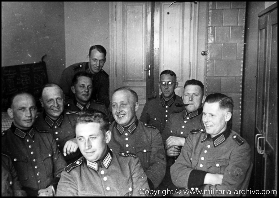 Polizei Bataillon 106, 9.Komp, Krakau, Poland 1940. Beförderungen vor Wall.