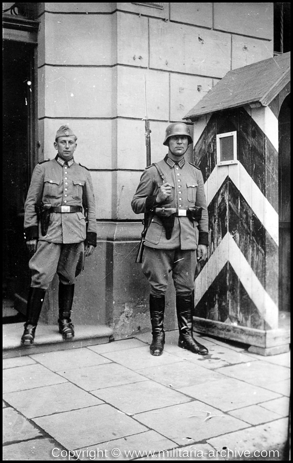 Polizei Bataillon 106, 9.Komp, Krakau, Poland 1940. Haus wache Monte-Lubich (Montelupich). W. d. R. Eugen Ohliger left.