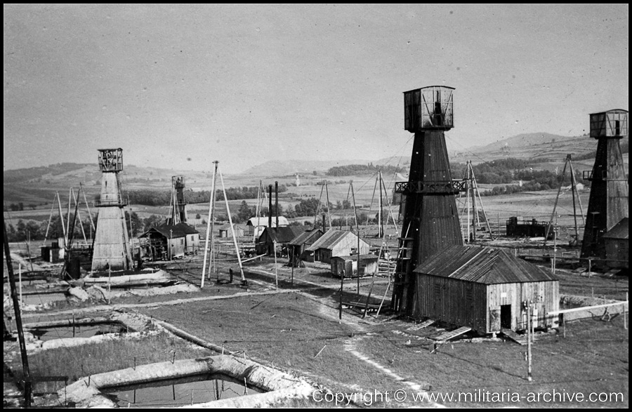 Polizei Bataillon 106, 9.Komp, Gorlice, Poland 1940. Bohrtürme Mit Pumpen. Gorlice oilfields.