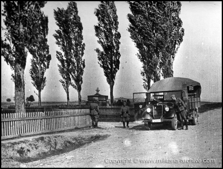 Polizei Bataillon 106, 9.Komp, Poland 1940. Rast an einen Friedhof 1914 - 1915.