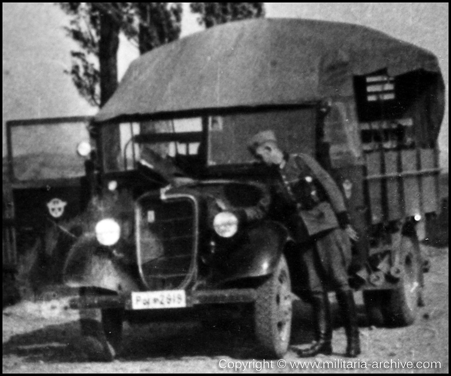 Polizei Bataillon 106, 9.Komp, Poland 1940.  Rast an einen Friedhof 1914 - 1915.