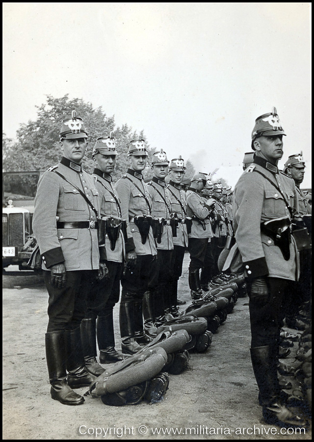 Kraftfahr- und Verkehrsschule der Gendarmerie / Gendarmerie-Schule (mot) Suhl. 1936-1938. Berlin 1936, 'Antreten zur abfahrt von Berlin.'