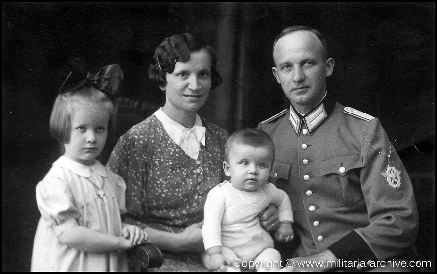 Collection of over180 items of Feldpost, Letters, Postcards, Telegraphs belonging to Polizei Obersekretär Adolf Meinke. The period covered includes 3.Komp, Pol.Btl.181, Polizei-Bataillon 2, 1. Kompanie Pol.Rgt 1, Pol.Rgt 14.