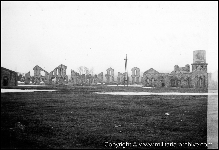 Polizei Bataillon 310, 1.Komp 1941 - 1942 'Blinzyn (Bliżyn) an der Strasse Tschenst(ochau) - Radom
Ehemals eine Maschinenfabrik 4.3.1941'