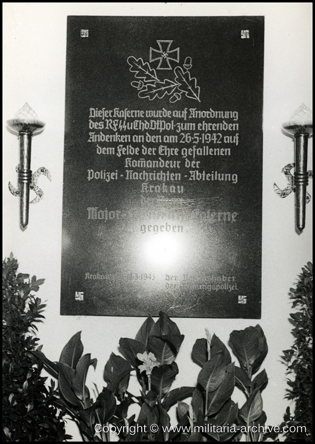 'Dieser Kaserne wurde auf anordnung
des RfSSuChdDtPol-Zum ehrenden 
Andenken an den am 26.5.1942 auf
dem felde der Ehre gefallenen
Kommandeur der
Polizei - Nachrichten - Abteilung 
Krakau
Der name
Major -Eisenreich- Kaserne
gegeben
Krakau XX.3.1943 Der Befehlshaber
Der Ordnungspolizei.'