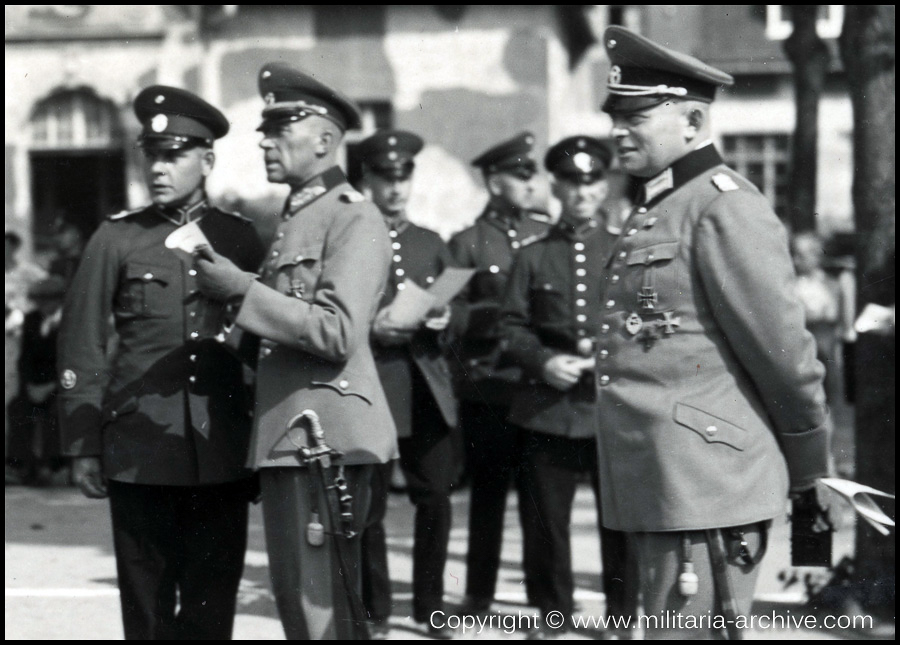 Polizeischule der Prov. Pommern zu Treptow-Rega. Centre Polizei General Karl Strecker Kommandeur der Landespolizei-Inspektion Nord (Stettin) 11.11.1933 - 14.06.1935. Other officers show EKI, Baltic Cross & Epp Freikorps sleeve emblem