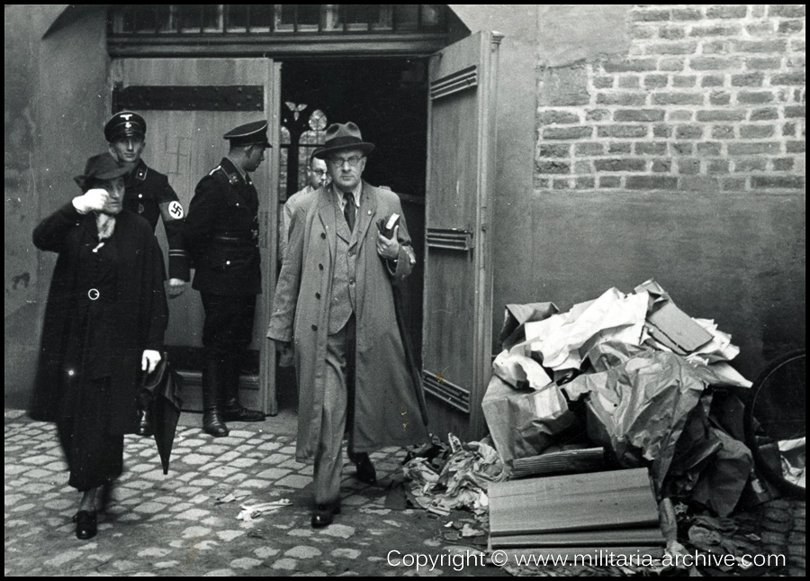 Kripo men at Katharinenkirche Nürnberg in 1938 as the items which had been removed from Vienna (Die Kleinodien des Heiligen Römischen Reiches - Die Reichskrone, die Heilige Lanze und das Reichsschwert..) were being setup.