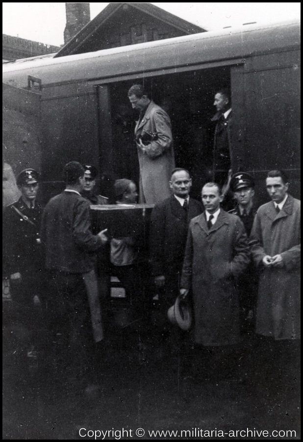 Kripo men at Katharinenkirche Nürnberg in 1938 as the items which had been removed from Vienna (Die Kleinodien des Heiligen Römischen Reiches - Die Reichskrone, die Heilige Lanze und das Reichsschwert..) were being setup.