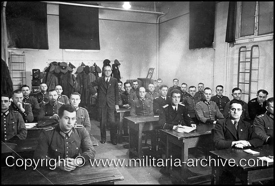 Kriminalpolizeischule - images showing group of students at a Kriminalpolzeischule (possibly Wien) studying fingerprint techniques. Final image signatures of course attendees.