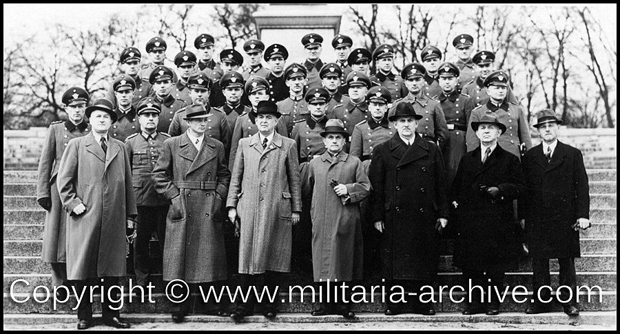 Kriminalpolizeischule - images showing group of students at a Kriminalpolzeischule (possibly Wien) studying fingerprint techniques. Final image signatures of course attendees.